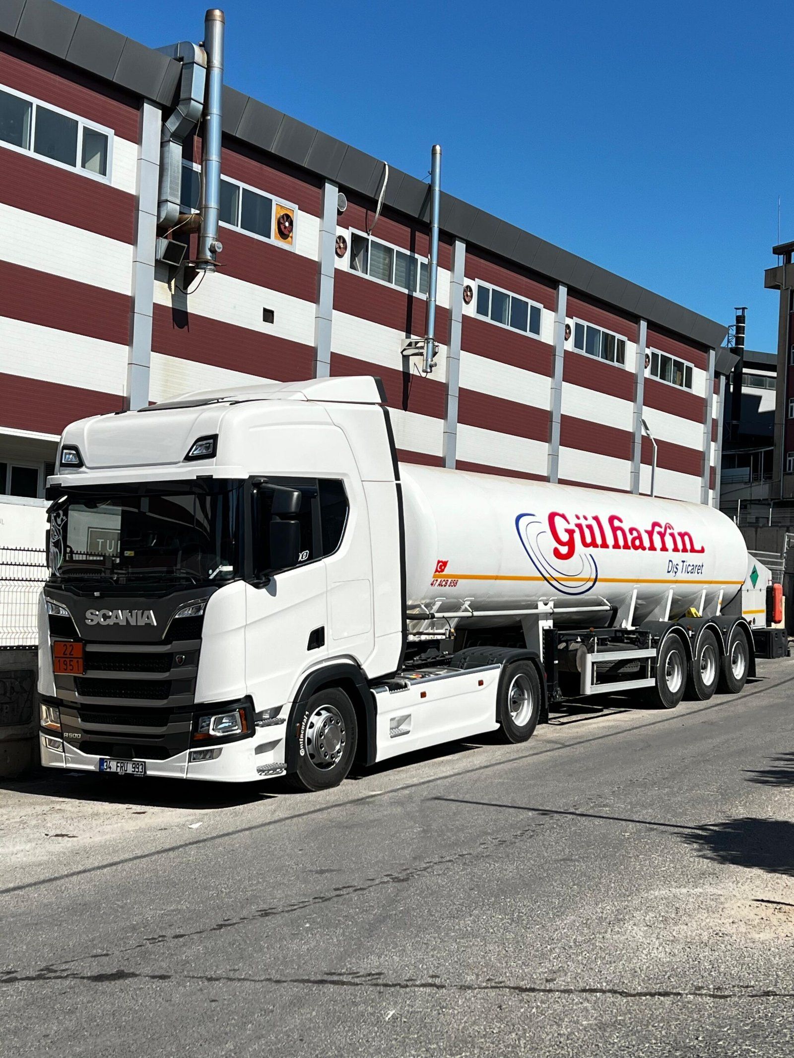 Gülharrin Scania tanker parked at an industrial plant