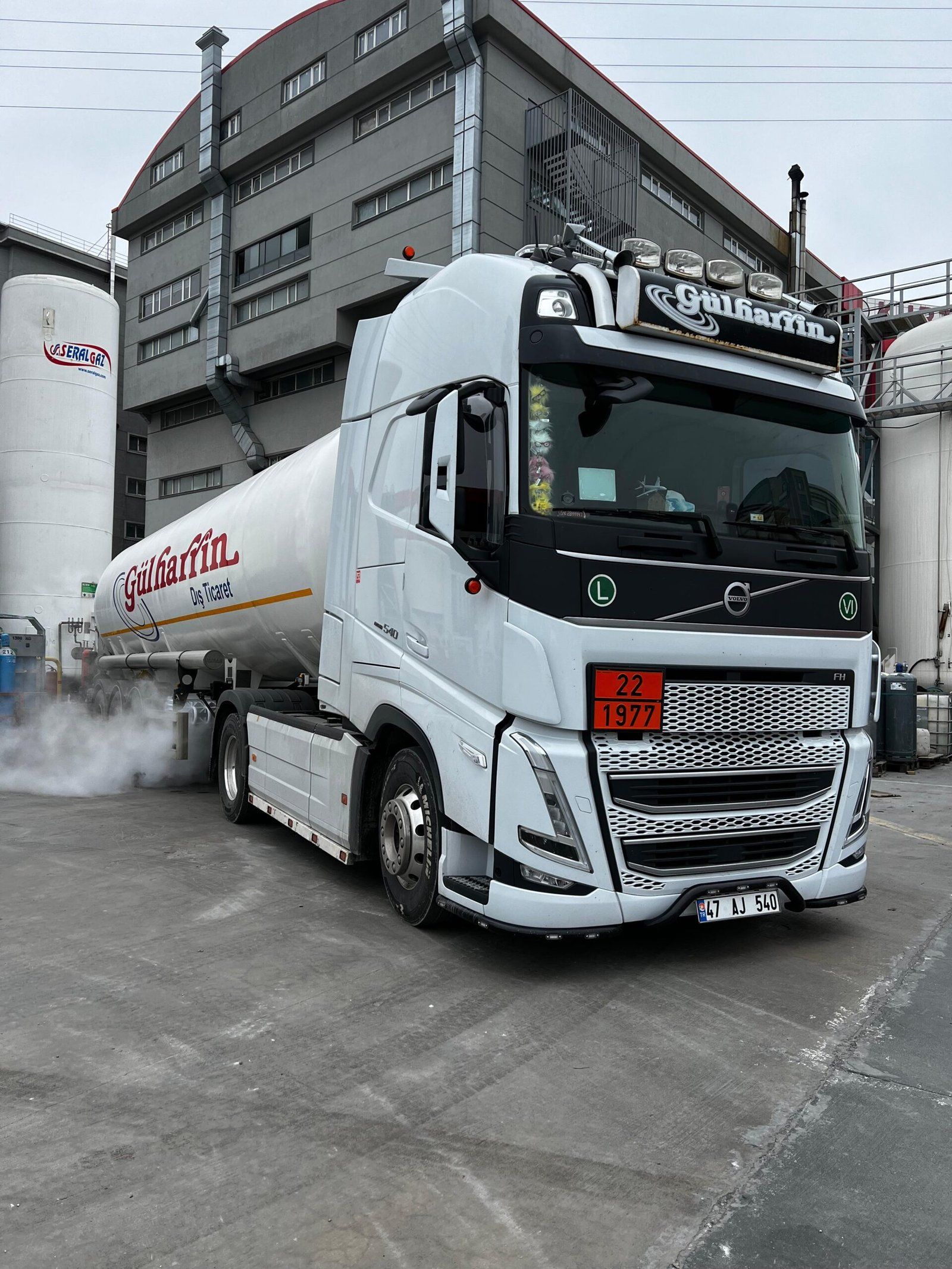 Gülharrin Volvo FH tanker with ADR plates during loading